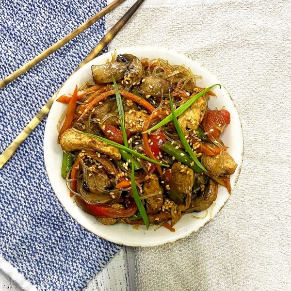 Стеклянная лапша с курицей под имбирно-соевым соусом 