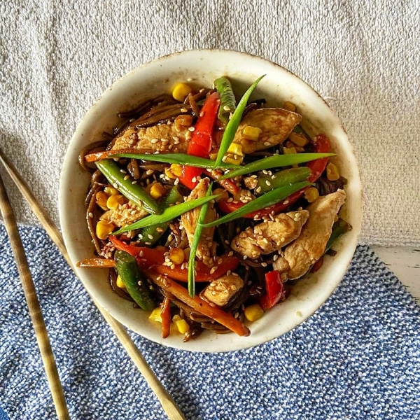 Яичная лапша с курицей под соусом терияки