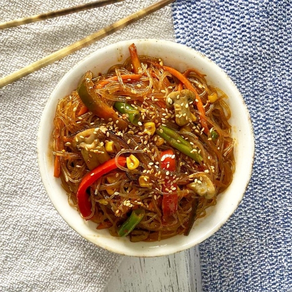 Стеклянная лапша с овощами под соусом кимчи